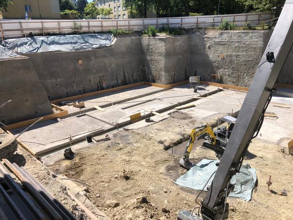 Baugrube für die unterirdische Doppelturnhalle