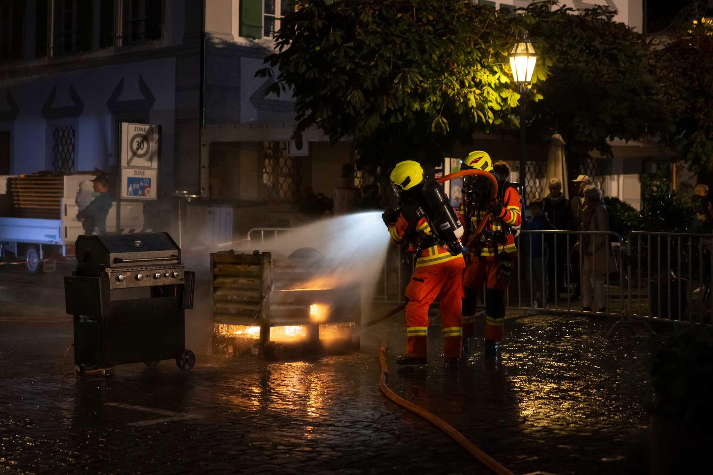 An einem weiteren Arbeitsplatz steht eine Grillattrappe in Brand.