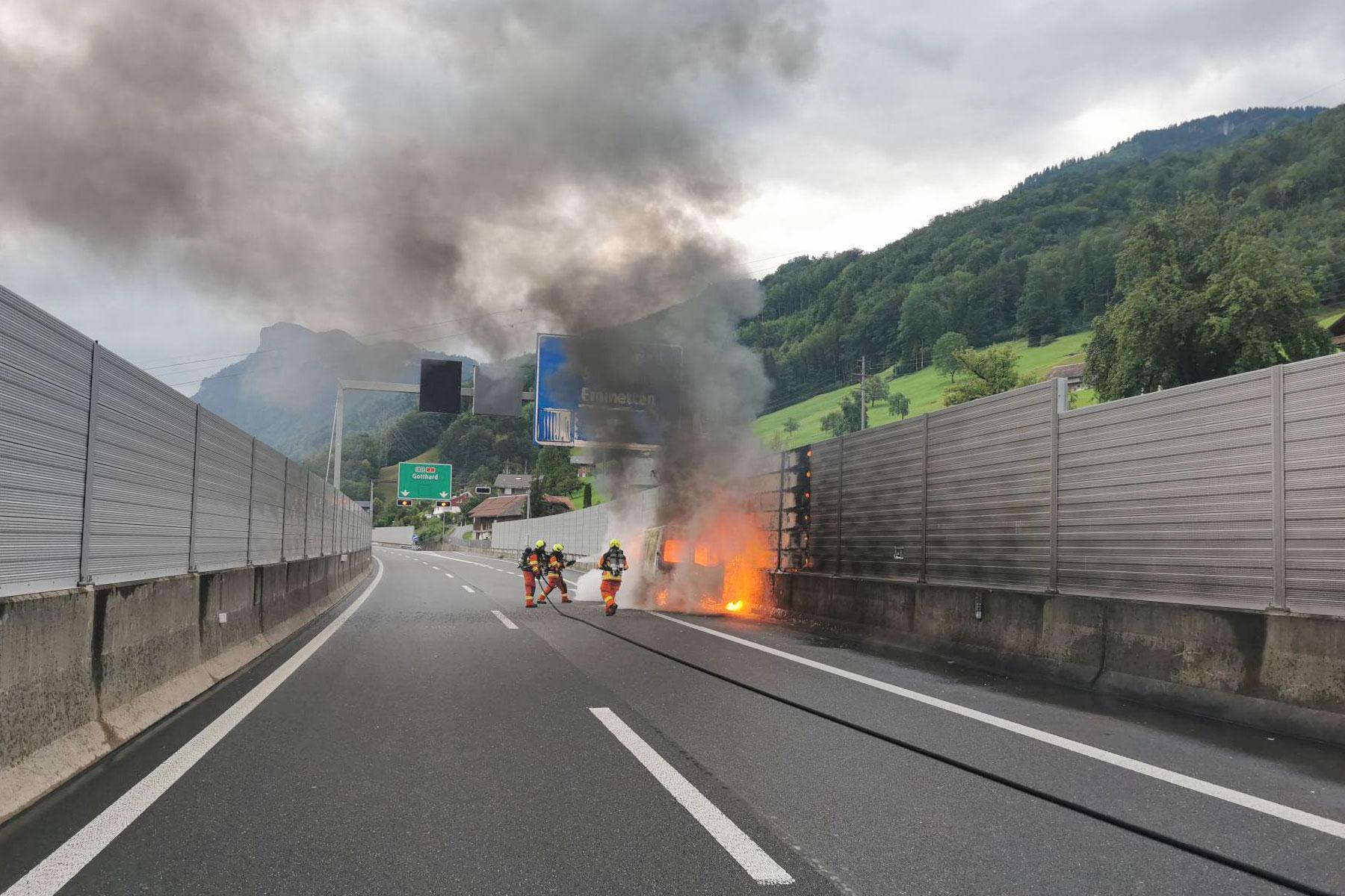 Ein brennender Lieferwagen auf der A2 in Beckenried wird von der Stützpunktfeuerwehr Stans gelöscht.