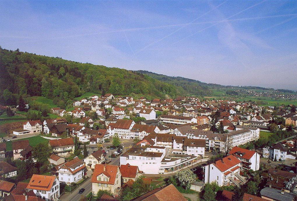 Das Villmerger Dorfzentrum im April 2006, fotografiert vom Dach des Silos der Dambach AG, Mühlenstrasse 7.