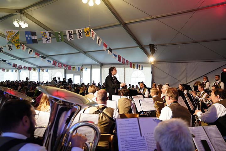 Die Feldmusik Unterägeri sorgt für Stimmung im Festzelt.