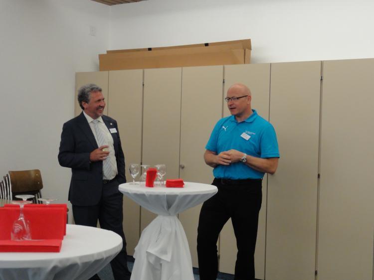 Gemeindepräsident Max Walter und Patrick Magyar, CEO Leichtathletik EM 2014, hielten Ansprachen beim Apéro.