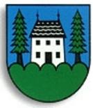 Haus flankiert von zwei Tannen