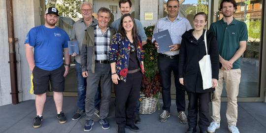Grosse Freude bei allen Beteiligten: (vlnr: Fabian Rogenmoser, Pius Meier, Hermann Meier, Louis Schiess, Muriel Schriber, Beat Wyss, Karin Gauch, Fabien Schwartz)