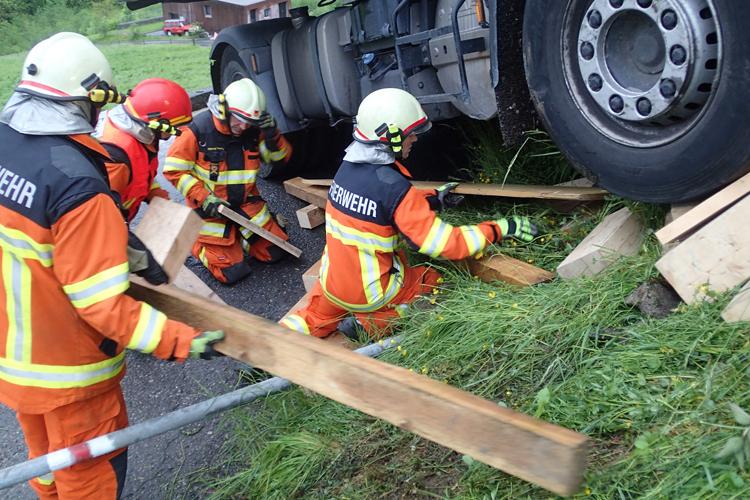 Ein ausländisches Sattelmotorfahrzeug hat sich oberhalb Hergiswil verfahren und blockiert die Strasse. Die Strassenrettungsgruppe sichert den Laster und macht ihn wieder fahrtüchtig.