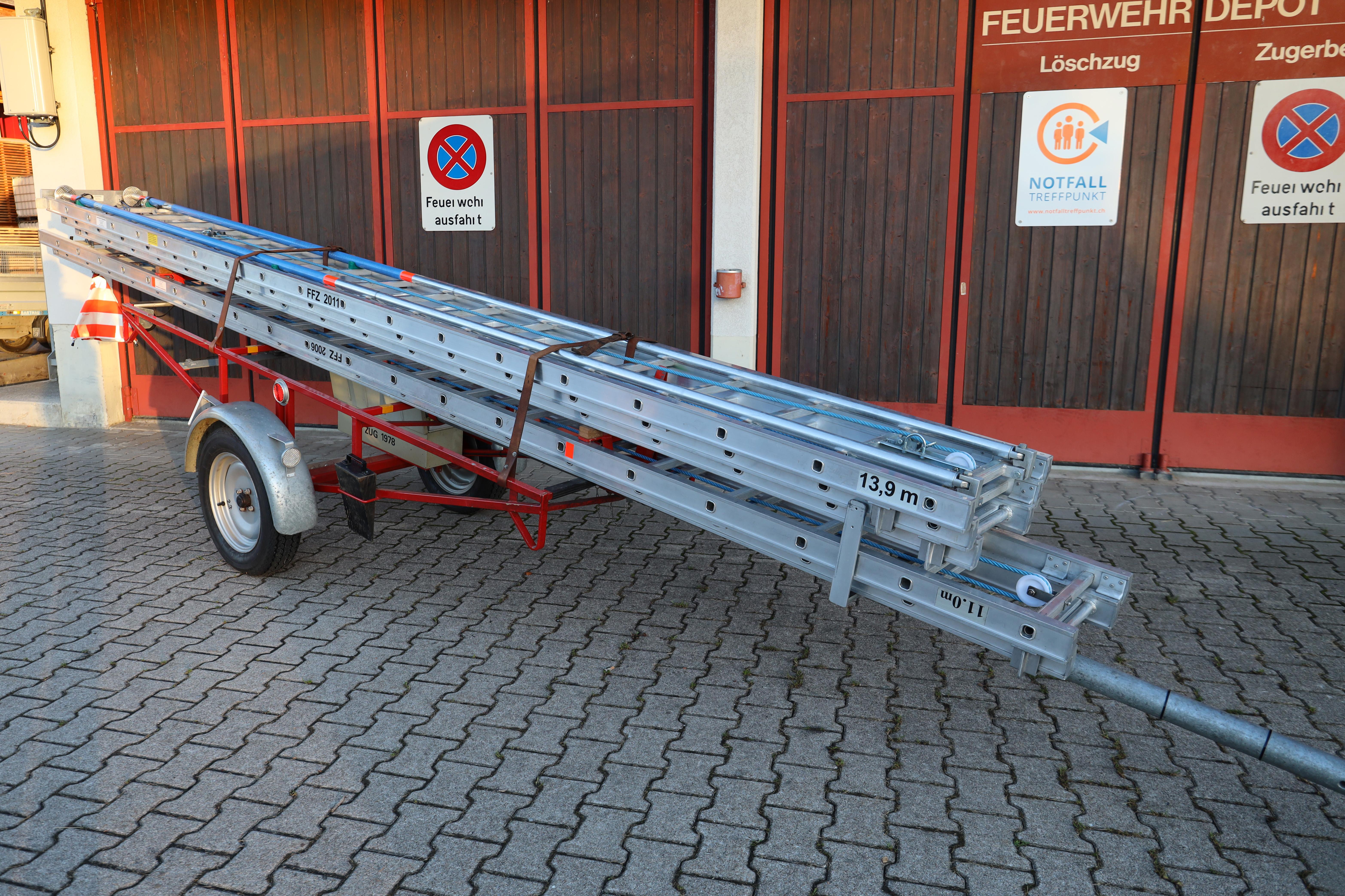 Schiebeleiter mit Stützen 14 m, Schiebeleiter 11 m, Seile, Karabiner, Bandschlingen