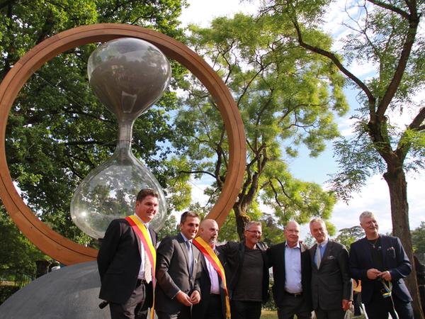 photo avec les autorités, membre de la Fondation des Suisses  à l'étranger et le concepteur du sablier