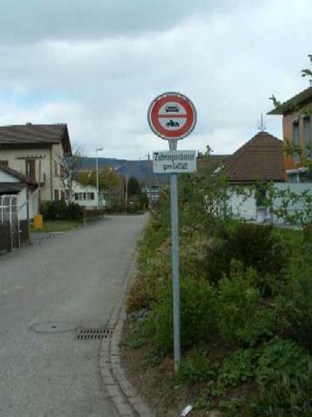 Das Dorfzentrum ist mit einer weiträumigen Zufahrtsbeschränkung für transitierende Motorfahrzeuge belegt. 
Diese Fotoserie entstand auf Wunsch des Aargauer Baudirektors Peter C. Beyeler, welcher die Massnahmen in Stein offensichtlich für gelungen hält.
