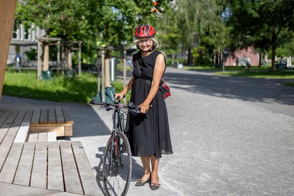 Barbara Thalmann mit dem Velo