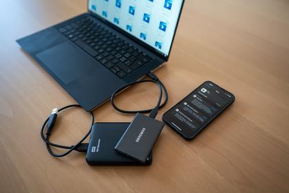 Bild eines Laptops, Handy, Powerbank und externe Speicherplatte