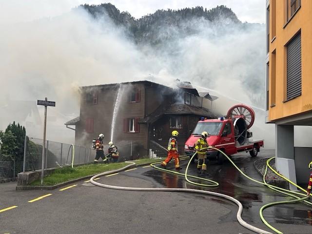 Wohnhaus steht in Vollbrand