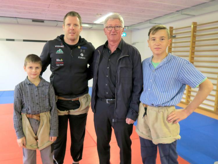 Matthias Glarner zusammen mit Jean-Pierre Balbiani, Schulvorsteher