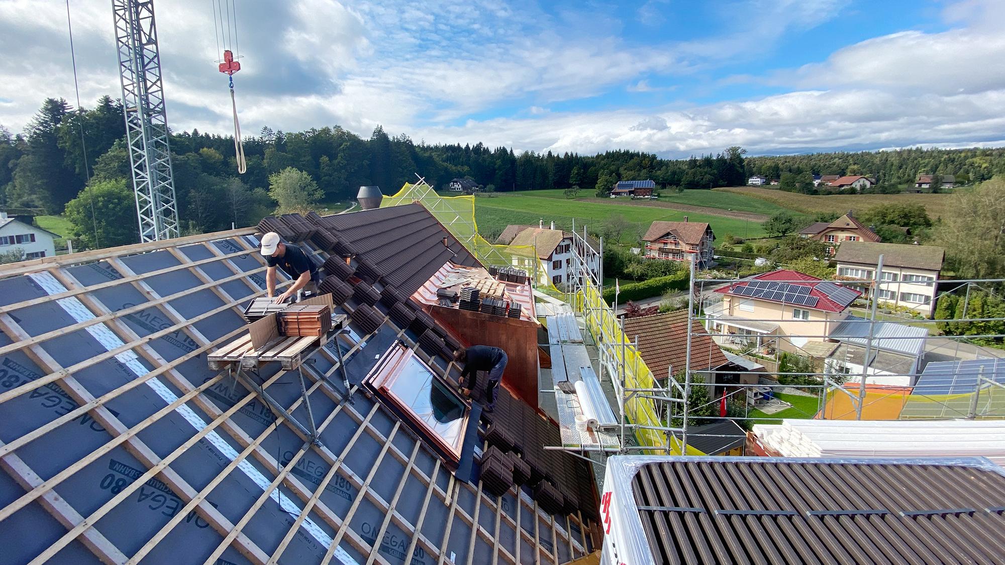 28.09.2020
Nachdem die Spenglerarbeiten bereits weit fortgeschritten sind, kann ein erster Teil des Hauptdachs mit Dachziegeln eingedeckt werden.