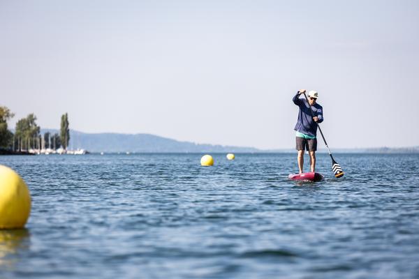 Mann auf dem SUP (Stand up Paddle) auf dem Zürichsee