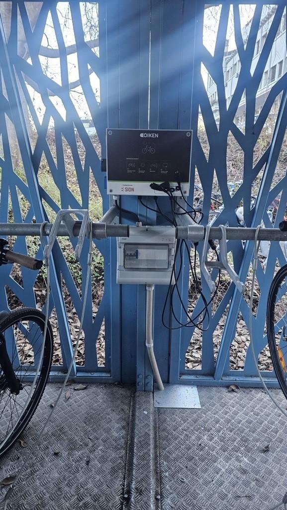 Borne de recharge pour vélo électrique dans une des vélostations du sud de la gare CFF