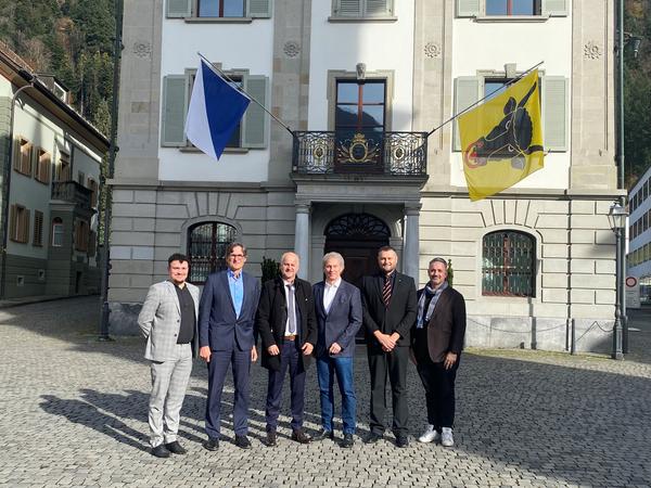 Die Vertreter des Gemeinderats Zürich und der Urner Ratsleitung beim Gruppenbild vor dem Rathaus: (von links) Nino Arnold, Christian Traber, Ruedi Cathry (Landratspräsident), Christian Huser (Präsident Gemeinderat Stadt Zürich), Pascal Arnold und Ivo Bieri.