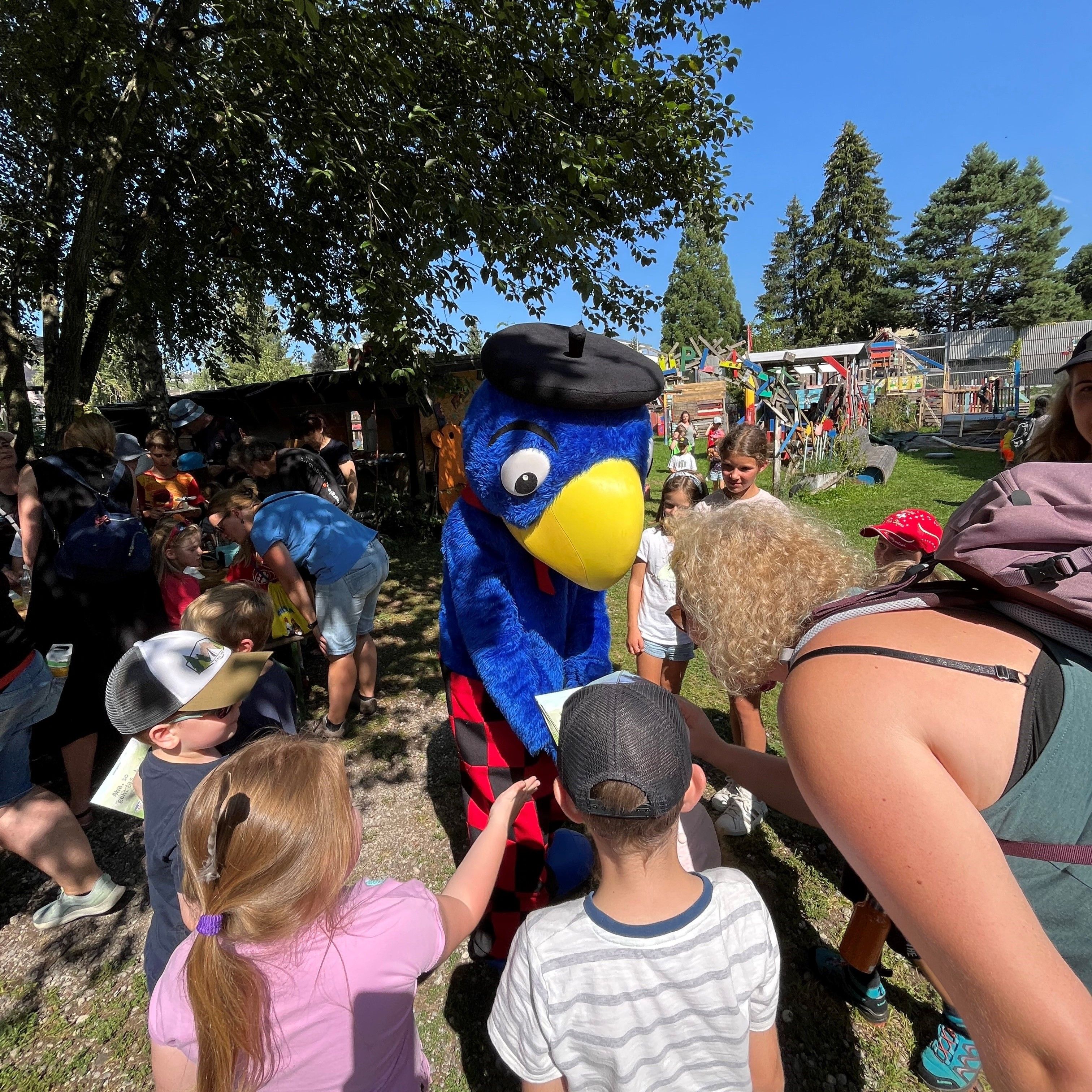 Globi mit Kindern auf der Energie-Baustelle