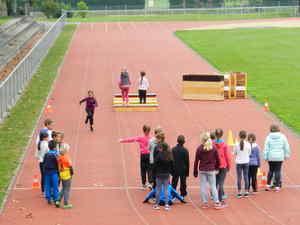 Kinder beim Stafettenlauf