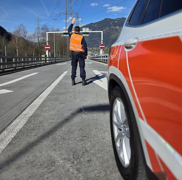 Auch dieses Jahr gelten auf der Autobahn A2 bei Staulängen ab drei Kilometern bestimmte Massnahmen. Bild Kantonspolizei Uri