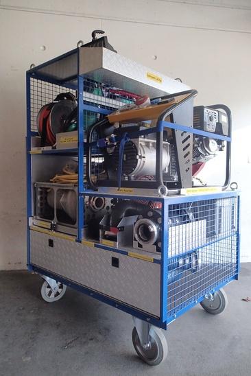 Breite: 860mm
Länge: 1230mm
Höhe: 1670mm
Gewicht 400 kg

Beladung:
1 Notstromaggregat 8.0 kW
1 Kabelrolle 25m, 380 Volt
1 Kabelrollen 50m, 220 Volt
1 Scheinwerfer 500 Watt, mit Stativ
1 Schmutzwasserpumpe "Chiemsee",(2200 lt/min)
1 Tauchpumpe mit Flachabsaugung "Kärcher",(200 lt/min)
1 Tauchpumpe "ECM 100-DS",(450 lt/min)
2 Schläuche formfest 75mm
1 Schachtabsaugung
1 Bogen 90°
1 Bogen 45°
1 Druckbrecher
2 Feuerwehrschlauch 75mm
2 Feuerwehrschlauch 55mm
1 Rako-Box 
   (1 Hilfsstrick, 2 Storzschlüssel, 1 Schraubenzieher)
1 Benzinkanister