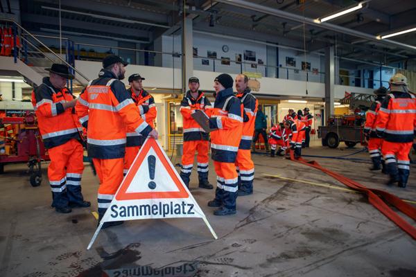 Im Stützpunkt treffen zusätzlich aufgebotene Feuerwehrleute ein.