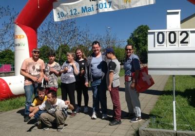 «Zäme bewege» - Das Motto zum diesjährigen «langenthal.bewegt» ist gut angekommen. Bereits am ersten Tag sind zahlreiche Gruppen zum gemeinsamen Minuten-Sammeln im Event-Zentrum «Kreuzfeld» angetreten. Selbstverständlich sind aber auch Einzelpersonen und individuelle Bewegungs-Aktionen jederzeit willkommen. Das Resultat der ersten 5 Stunden von «langenthal.bewegt» 2017 = 23'754 Bewegungsminuten. Zum Resultat vom Vorjahr fehlen somit noch rund 180'000 Minuten. Das schaffen wir!

Gruppen-Selfies finden Beachtung - Die Idee, von jeder Gruppe beim Antreten ein Foto zu schiessen und auf einen Grossbildschirm zu laden, kommt bei den Leuten gut an. Immer wieder werden die endlos abgespielten Bilder betrachtet und natürlich nehmen alle registrierten Gruppen am speziellen Wettbewerb teil.

Als erste unterwegs  Bereits am Vormittag ist die Klasse von Lehrer Hans Hofer zu einer ausgiebigen Bike-Tour gestartet. 24 Schüler/innen und ihr Lehrer waren zusammen viereinhalb Stunden unterwegs und haben so als Gruppe fast 7'000 Bewegungsminuten gesammelt. Bravo!

Aktive Stadtregierung  5 von 7 Gemeinderäten sind am späten Nachmittag auf den Fuss-Trail gegangen. Mit dabei Stadtpräsident, Vizestadtpräsident und  eigentlich fast von Amtes wegen  die Sportministerin. Während einer guten Stunde haben auch die Magistraten mit Bewegungsminuten zum Ergebnis beigetragen.

Die «wilden» Biker aus Aarwangen  Alle Jahre dabei sind auch die sportlichen Fahrer des Bike-Teams Muemetu. Mit ihren Hightech-Bikes und im einheitlichen Renndress waren sie bereits am ersten Tag nicht nur schnell, sondern auch lang unterwegs.

Qi Gong und Tai Chi Chuen  Völlig neue Bewegungsgefühle vermittelt Ralph Juchli mit seinen fernöstlichen Bewegungskünsten. Erfreulich viele Interessierte liessen sich von ihm in die Geheimnisse dieser hierzulande noch wenig bekannten Bewegungsformen einweihen. Aktiv mit dabei sogar die Berichterstatterin des «Tägus»; da sind wir gespannt auf die Live-Reportage.

Beliebte Angebote  Nach wie vor erleben die wiederum abwechslungsreich ausgeschilderten Trails für Läufer, Jogger, Walker und Wanderer einen guten Zuspruch. Immer mehr Leute sind aber auch per Bike unterwegs. Und auf dem «Kreuzfeld» selber wird natürlich  wie überall, wenn der Nachwuchs dabei ist  eifrig Fussball gespielt. Die Streetsoccer-Anlage ist jedenfalls permanent besetzt.

Die grössten Gruppen am ersten Tag waren die Boys vom Schülertraining der LVL mit über 30 Teilnehmenden, gleich zwei Junioren-Teams des FCL, die Radfahrergruppe der Pro Senectute und natürlich die eingangs erwähnte Schulklasse von Hans Hofer.
