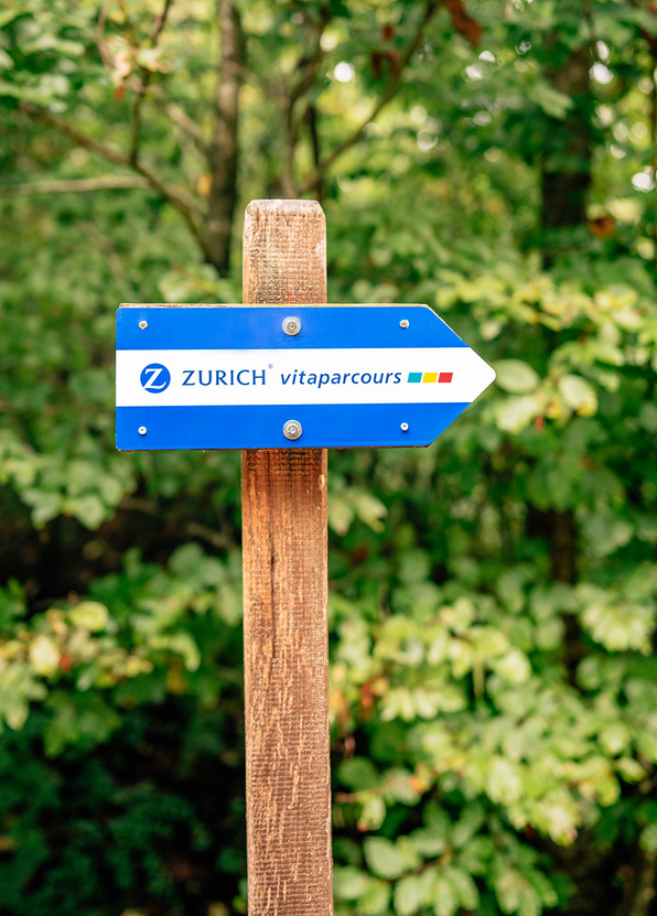 Panneau parcours vita avec forêt en arrière plan