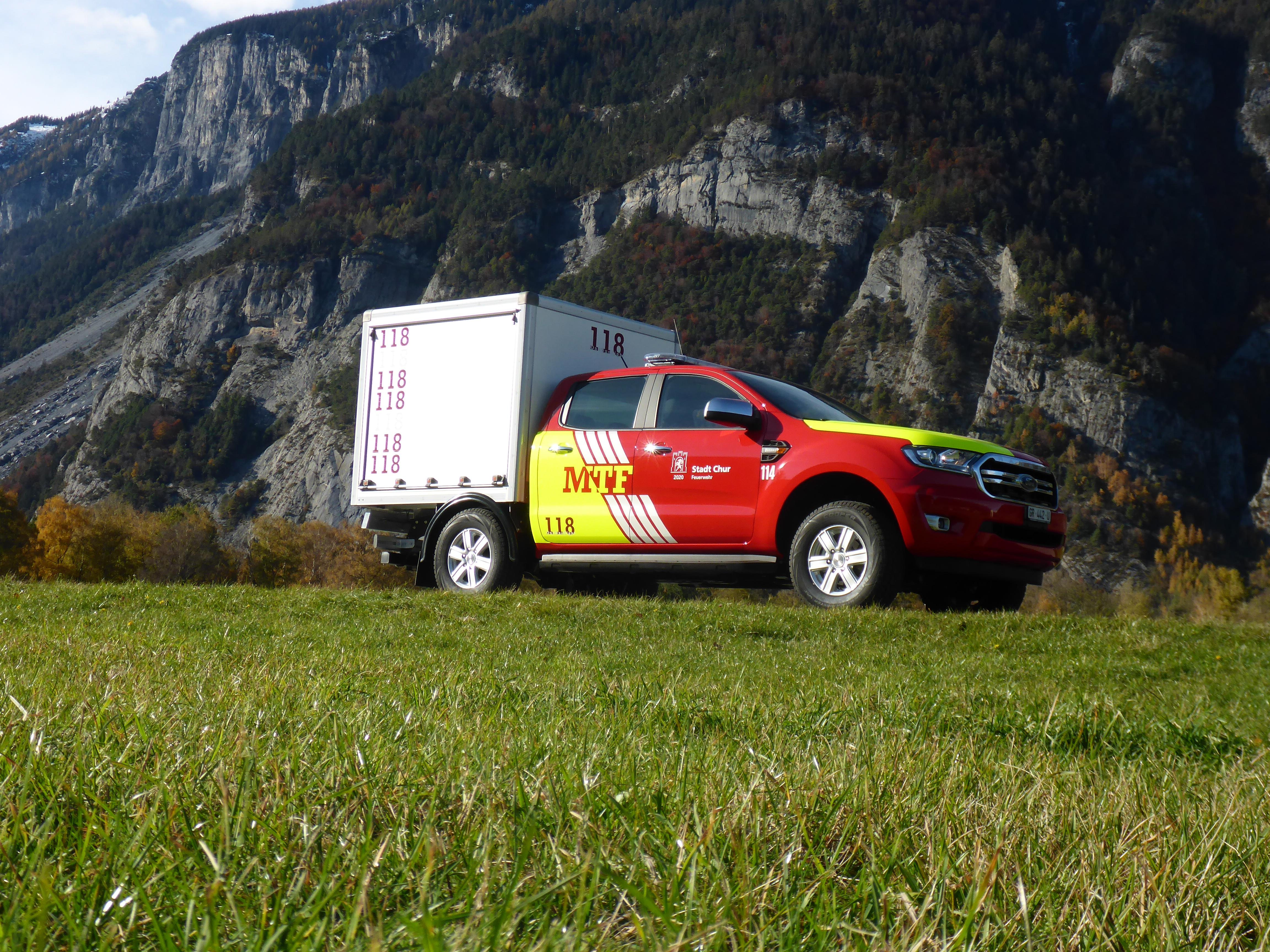 Typ: Ford Ranger 2.0 TDCI 4x4
Motor: Diesel 4 Zylinder, 170 PS
Aufbau: Mayer AG, Trimmis
Getriebe: Automatik, 10 Gang
Höhe: 2.35 Meter
Breite: 1.90 Meter
Länge: 5.50 Meter
Gewicht: 3.5 Tonnen
Verwendung: Mannschafts- und Materialtransport