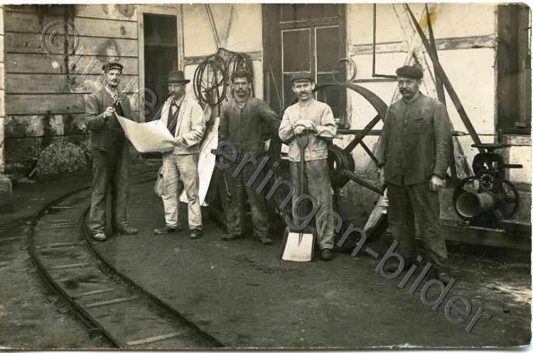 Arbeiter vor dem Kohlenraum
