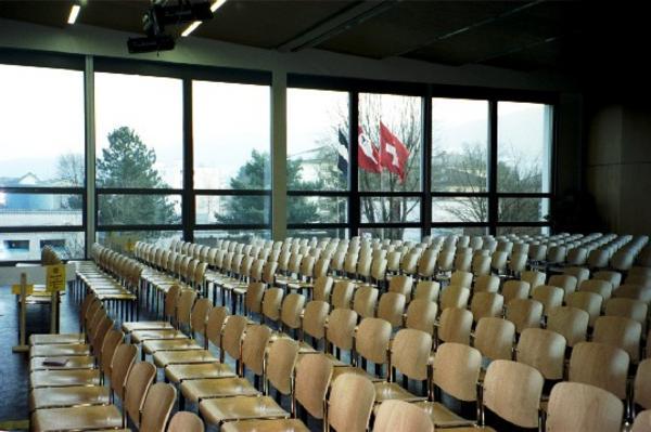 5. Januar 2002, der Tag der Neueröffnung mit Festbeflaggung. 
