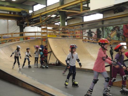 Kinder fahren Rollschuh im Rolling Roc k