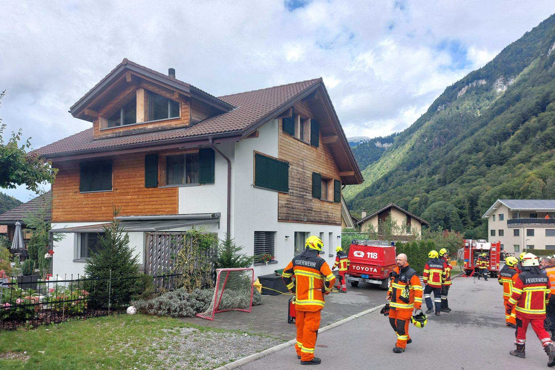 Die Feuerwehr Stans unterstützt die Feuerwehr Wolfenschiessen bei einem Brandeinsatz.