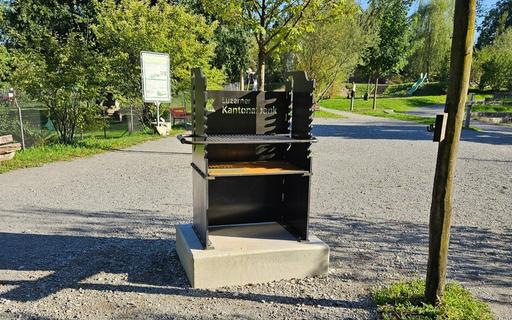Neuer Grill auf Themenspielplatz.
