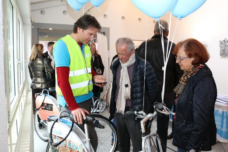 Die Caritas erklärte der Bevölkerung, wie das Nextbike funktioniert. 