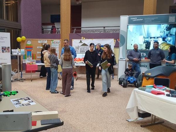 Schüler:innen an der Tischmesse