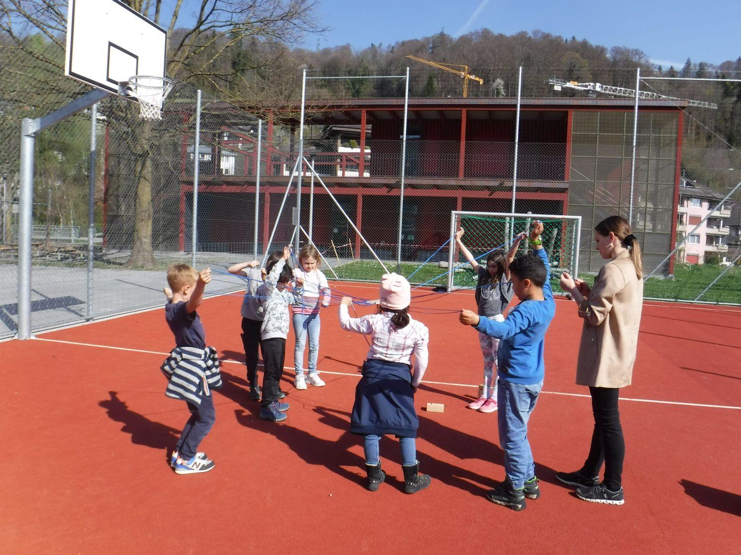 Teamwork ist gefragt im Osteratelier