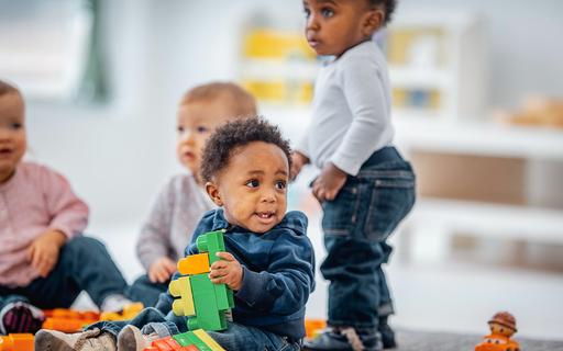 Kleinkinder am Spielen.