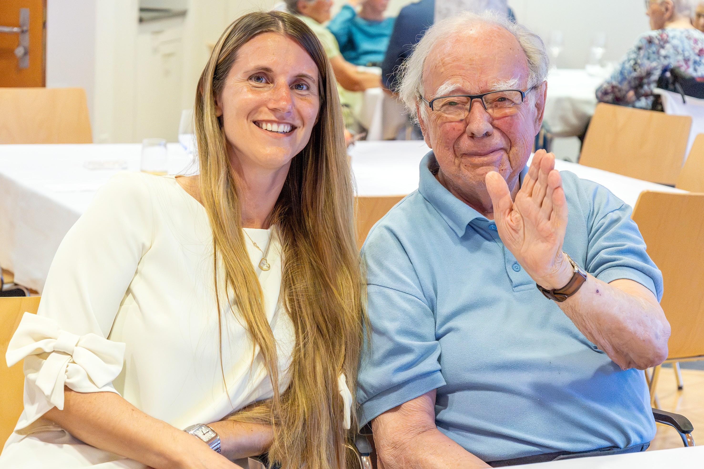 Auch die Familie feiert mit: Gemeinderätin Andrea Büsser mit ihrem Grossvater.
