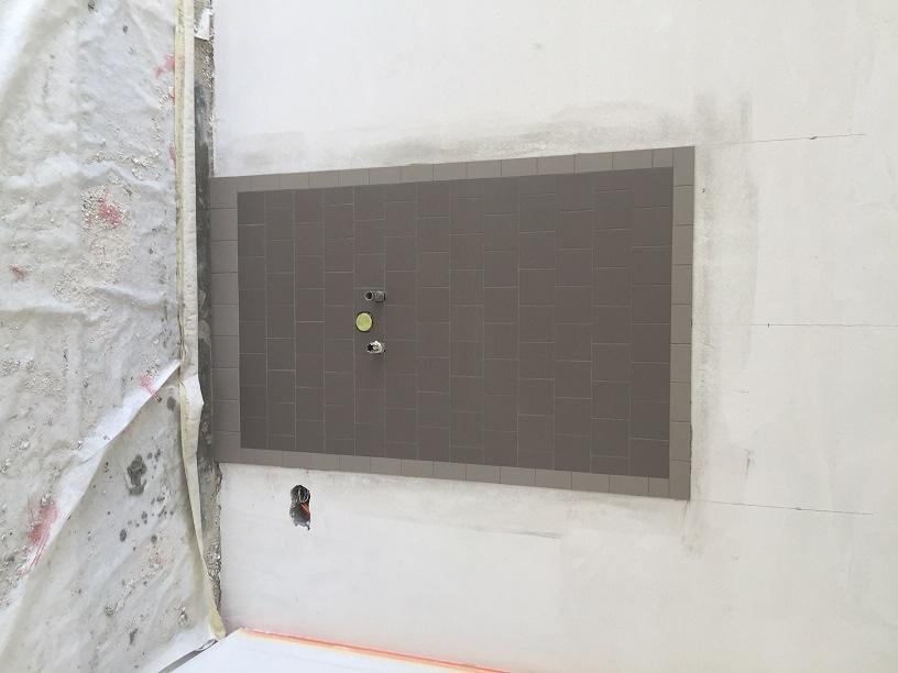 Mit den Fliesenschildern für die Handwaschgelegenheit in den Sälen im EG und OG, hat der Plattenleger seine Arbeiten bereits abgeschlossen. 