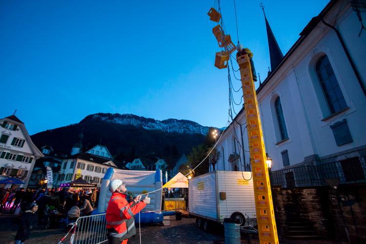 Anlässlich des 10. Winkelride auf dem Dorfplatz können Besucherinnen und Besucher bei der Feuerwehr Getränkekisten stapeln.