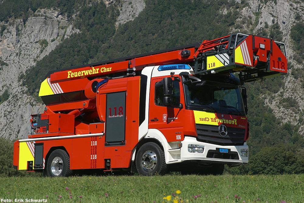 Jahrgang: 2018
Typ: Mercedes Benz Atego
Aufbau: Gimaex/Feumotech
Motor: 290 PS
Getriebe: Automatikgetriebe
Höhe: 3.40 Meter
Länge: 8.25 Meter
Breite: 2.30 Meter
Gewicht: 16 Tonnen
Arbeitsbereich: Rettungshöhe 33 Meter
Wasserwerfer: Am Korb ferngesteuert 2'300 l/min.
Spezielles: Halterung für Rettungstrage