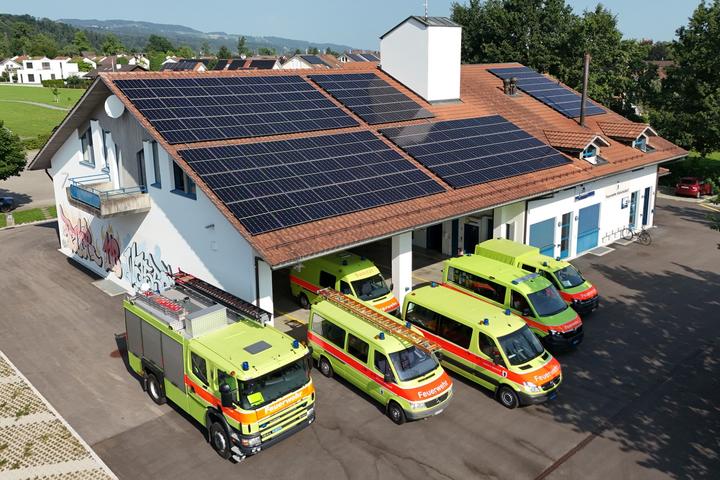 Bild des Feuerwehrgebäudes und der Feuerwehrfahrzeuge von oben