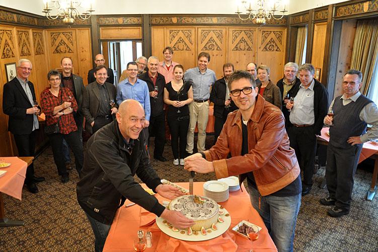 Mitte April 2013: Der Affoltermer Gemeindepräsident Jürg Stalder (l.) bringt den sechs Monate zuvor in Affoltern vom Churer Gemeinderat produzierten Emmentaler nach dessen Reifeprozess nach Chur. Stadtrat Tom Leibundgut (r.) eröffnet die Kästeilet und die Landsitzung 2012 wird damit würdig beendet. 