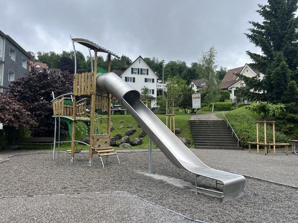 Rutsche auf Spielplatz