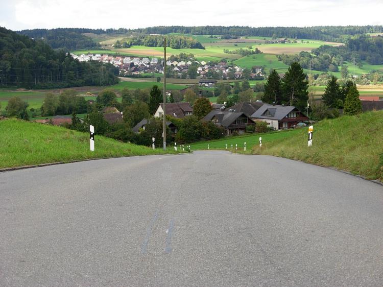 Sicht von der Jakob Bosshart-Strasse dorfeinwärts