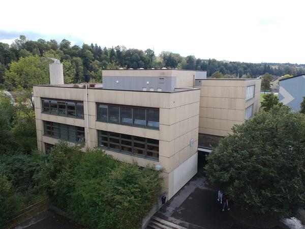 Vorder Zelg mit Drohne von Hallenbad her