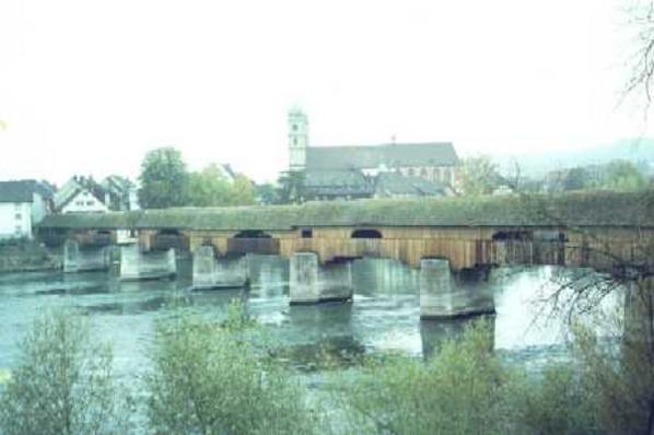 Blick über den Rhein in Richtung Münster von Bad Säckingen.
