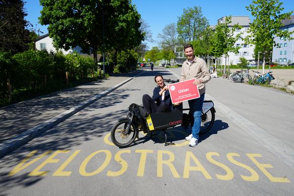 Manuela Raab und Christian Ochsner auf der Velostrasse, eine Siegertafel haltend