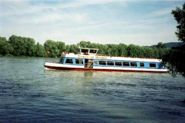 13. Juni 2001, 09.50 Uhr, das Passagierschiff "Trompeter von Säckingen" bei der Anfahrt zur Bootanlegestelle in Stein.
