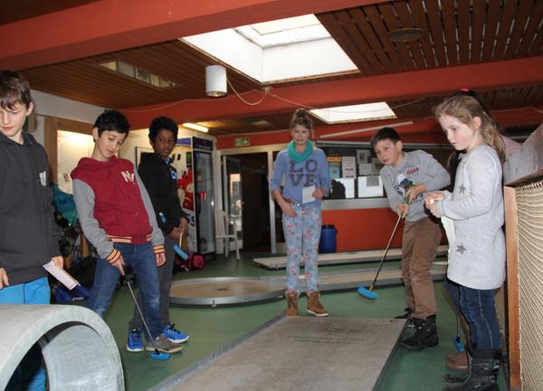 Kinder beim Minigolf